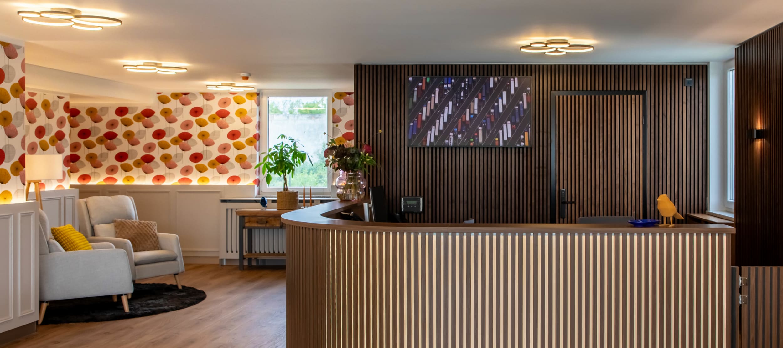 Innenansicht der Lobby des Hotel Elbebrücke mit einem Tisch mit Empfangsbereich im Fokus