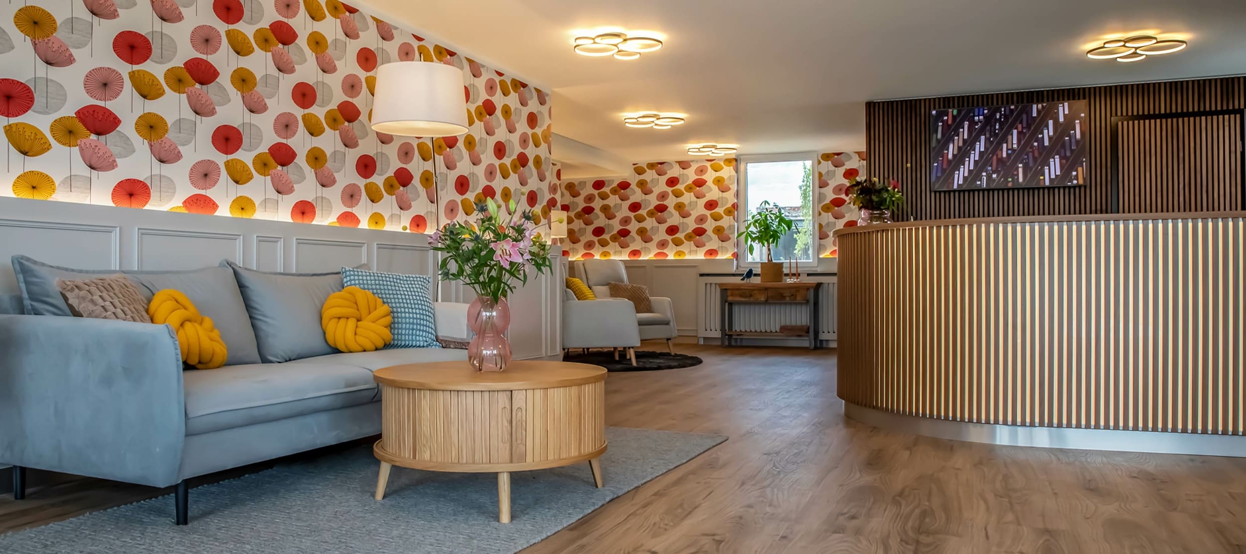 Innenansicht der Lobby des Hotel Elbebrücke mit einem Tisch mit frischen Blumen darauf