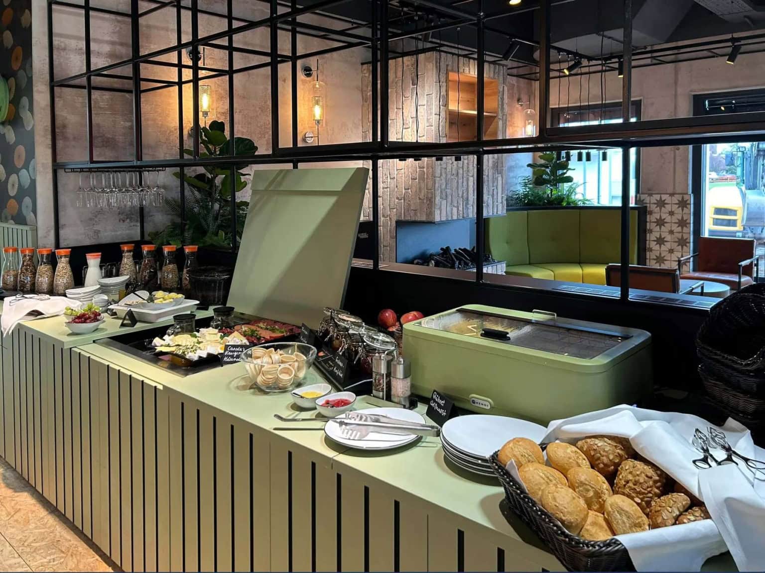 Nahaufnahme von einem Frühstücksbuffet in einem Restaurant bei Dessau mit Brötchenkorb, Rührei und einer Aufschnittplatte