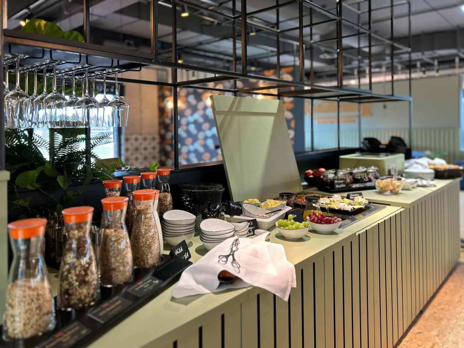 Nahaufnahme von einem Frühstücksbuffet in einem Restaurant bei Dessau mit verschiedenen Müslisorten, Früchten und Schalen