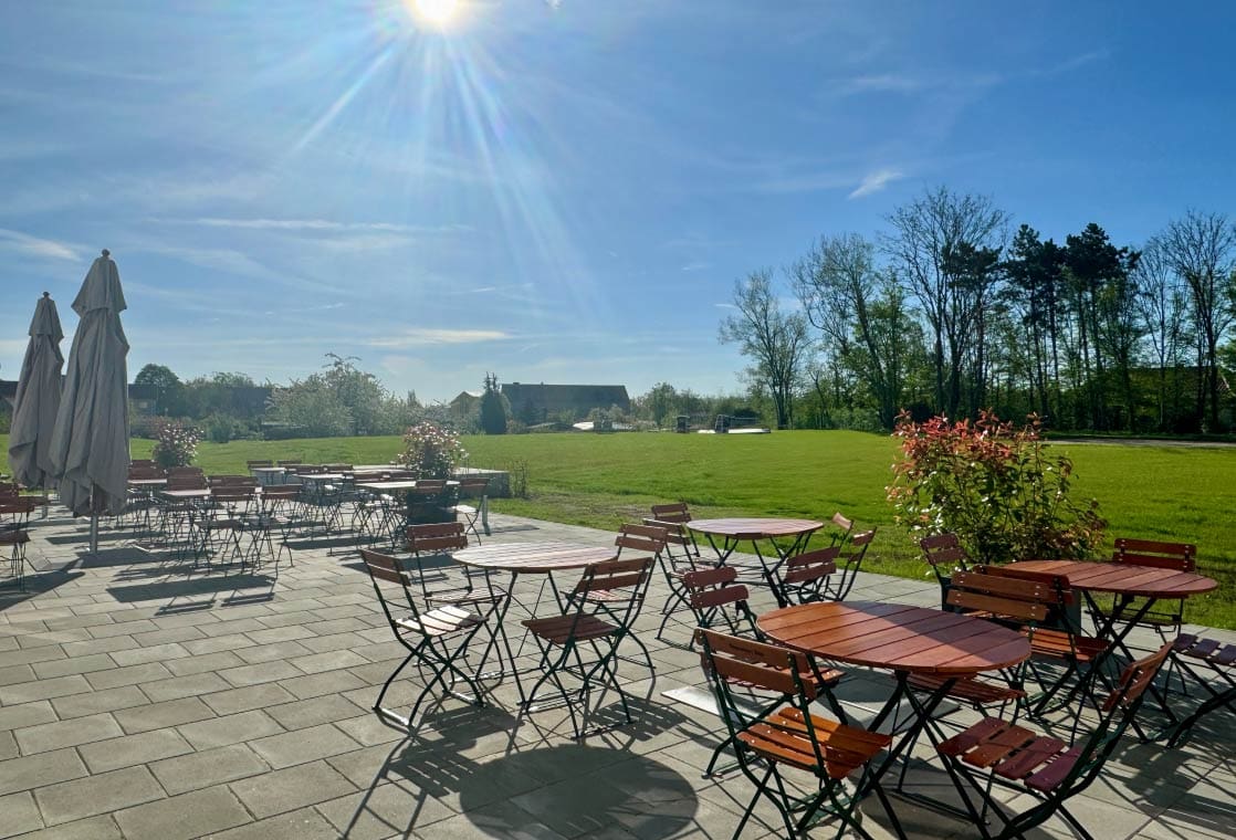 Hotelterasse Hotel Elbebrücke nahe Dessau, sitzen im Freien Biergarten