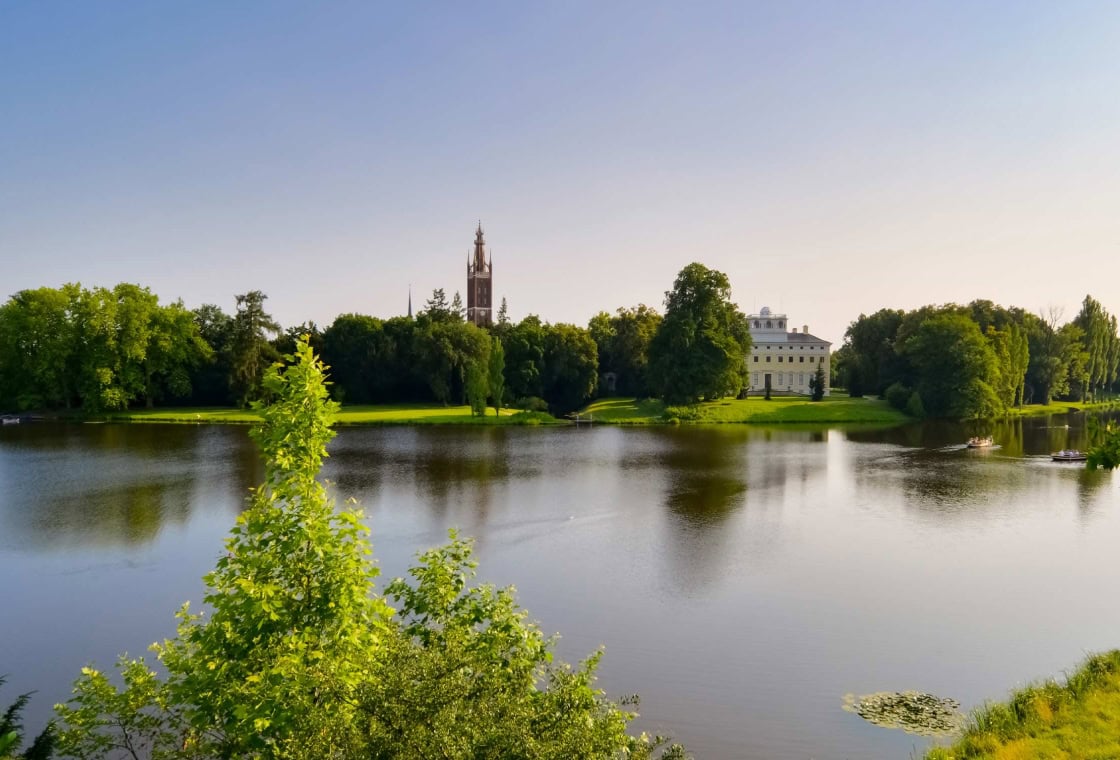 Die Synagoge von Wörlitz hinter einem großen See im Gartenreich Dessau-Wörlitz