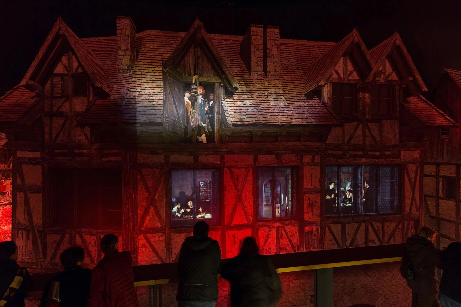 Foto von mehreren Leuten, die sich in ihrem Urlaub in Wittenberg das Asisi Panorama, das das Jahr 1517 zeigt, anschauen