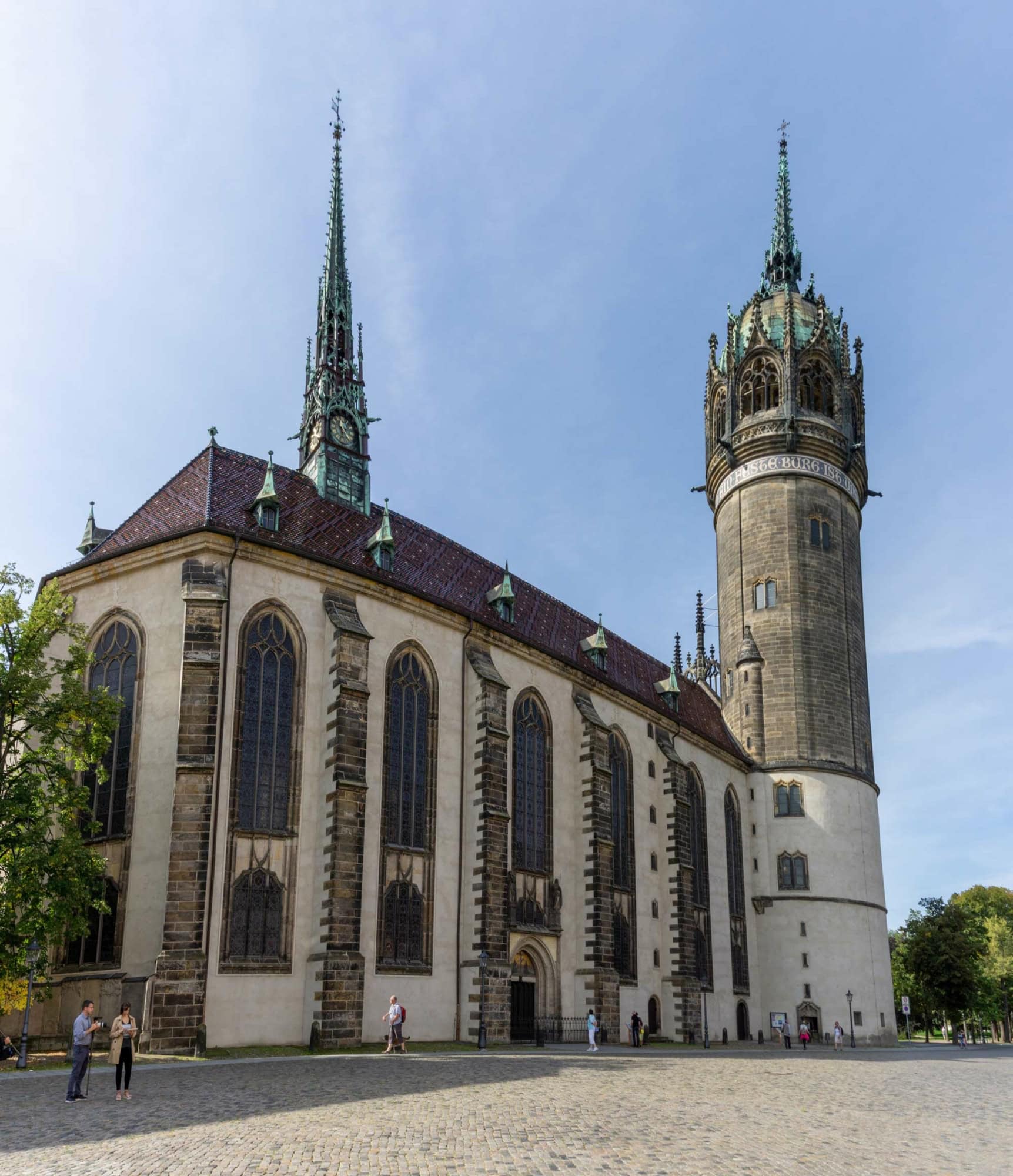 Außenanblick der Schlosskirche in Wittenberg, die mit ihren markanten zwei Türmen zu einem Urlaub in der Lutherstadt einlädt