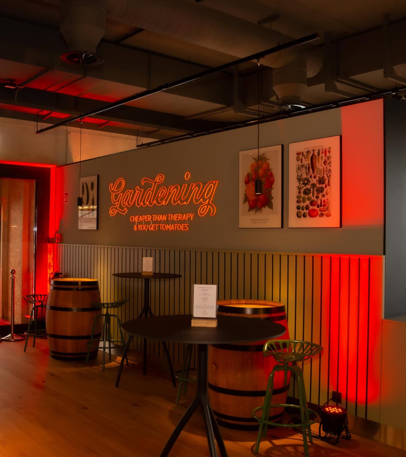 Abendstimmung im Restaurant Elbebrücke, rot leuchtender Schriftzug Gardening