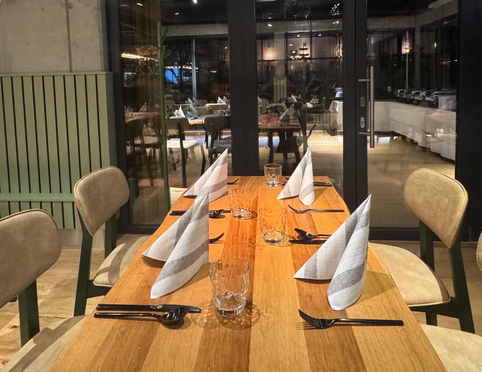 Nahaufnahme eines eingedeckten Tisches im Restaurant Elbebrücke