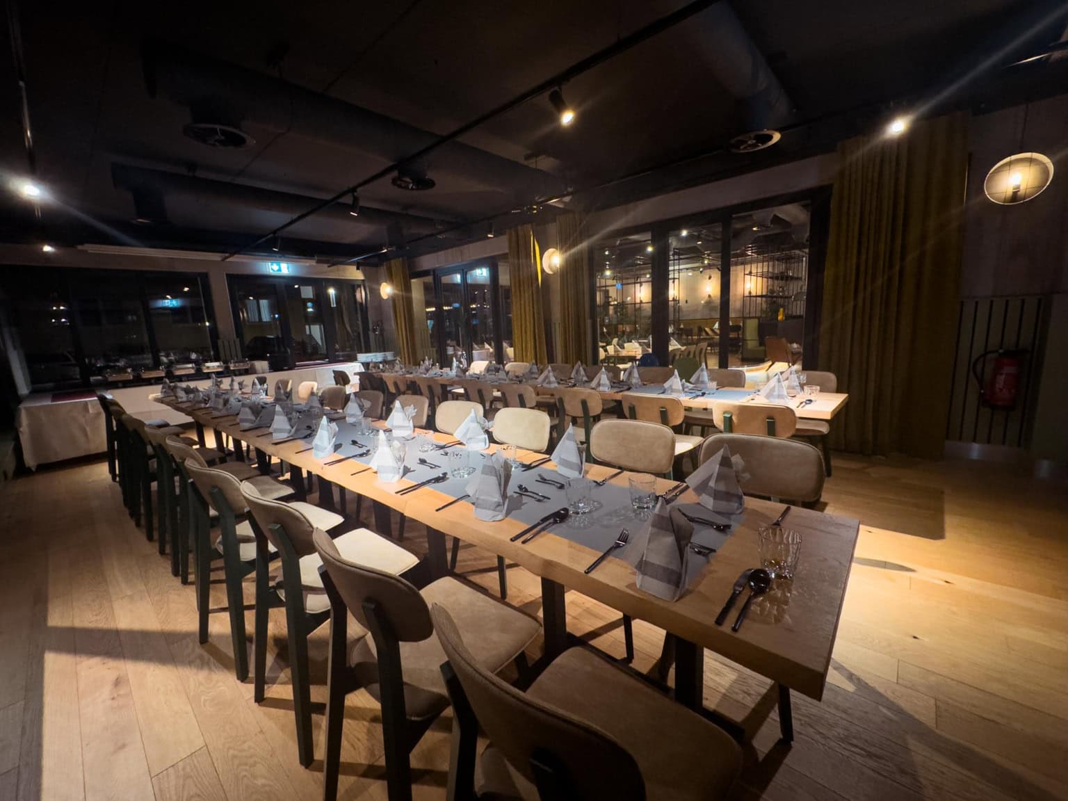 Tagungsraum der Eventlocation Hotel Elbebrücke in Abendsimmung