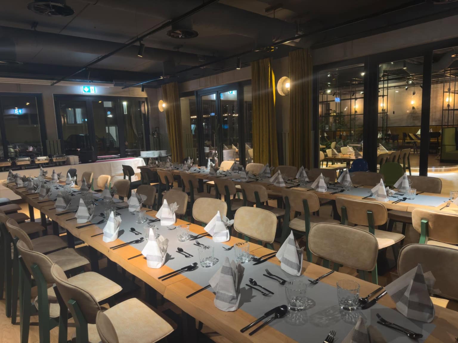 Tagungsraum der Eventlocation Hotel Elbebrücke in Abendsimmung