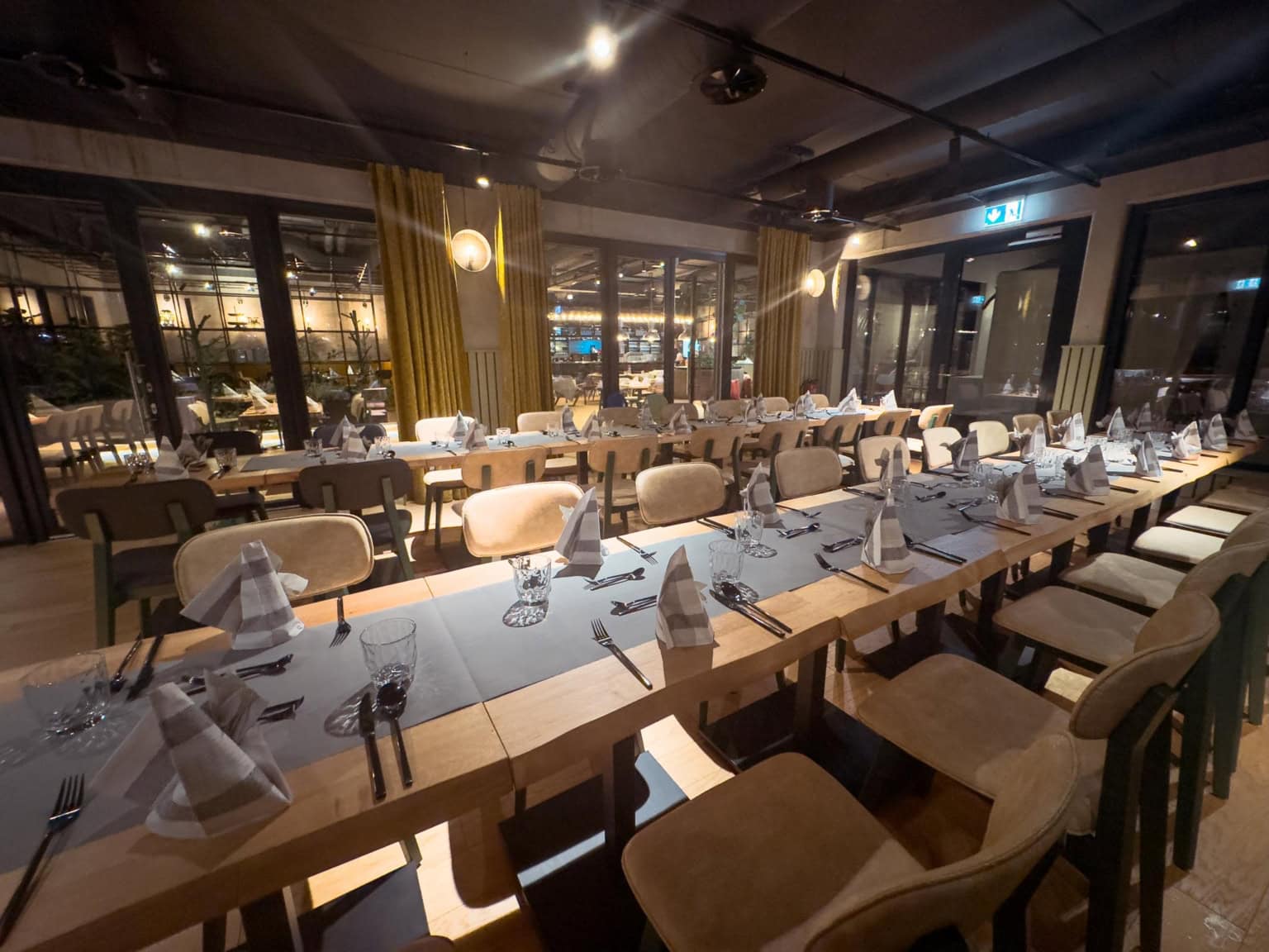 Tagungsraum der Eventlocation Hotel Elbebrücke in Abendsimmung