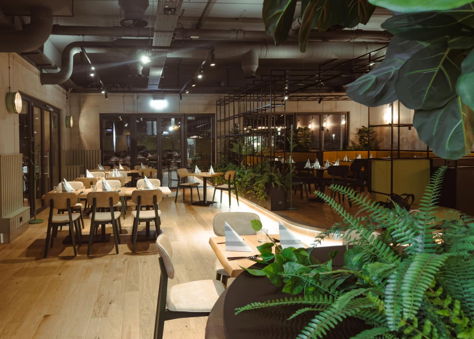 Innenansicht des Retaurant Alberts Treibhaus in Abendstimmung