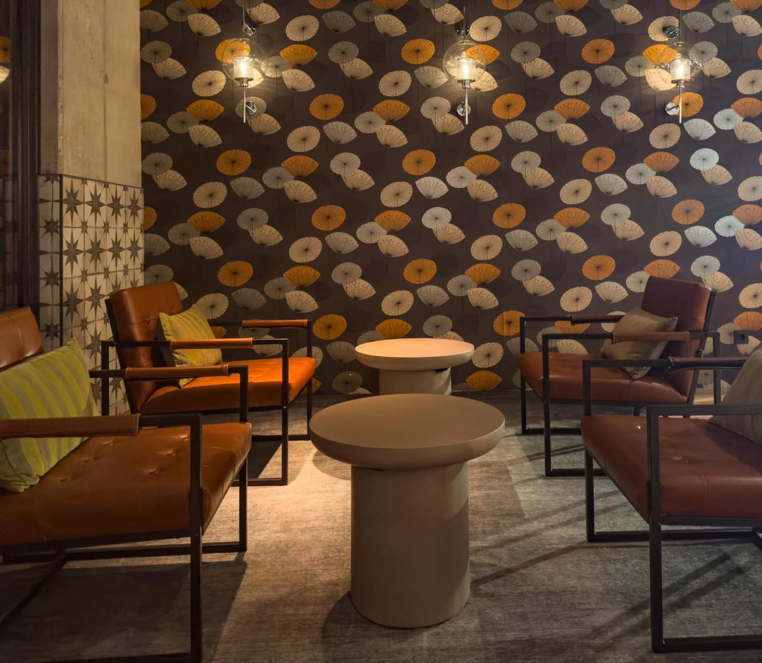 Loungeecke mit Ledersesseln und Mustertapete