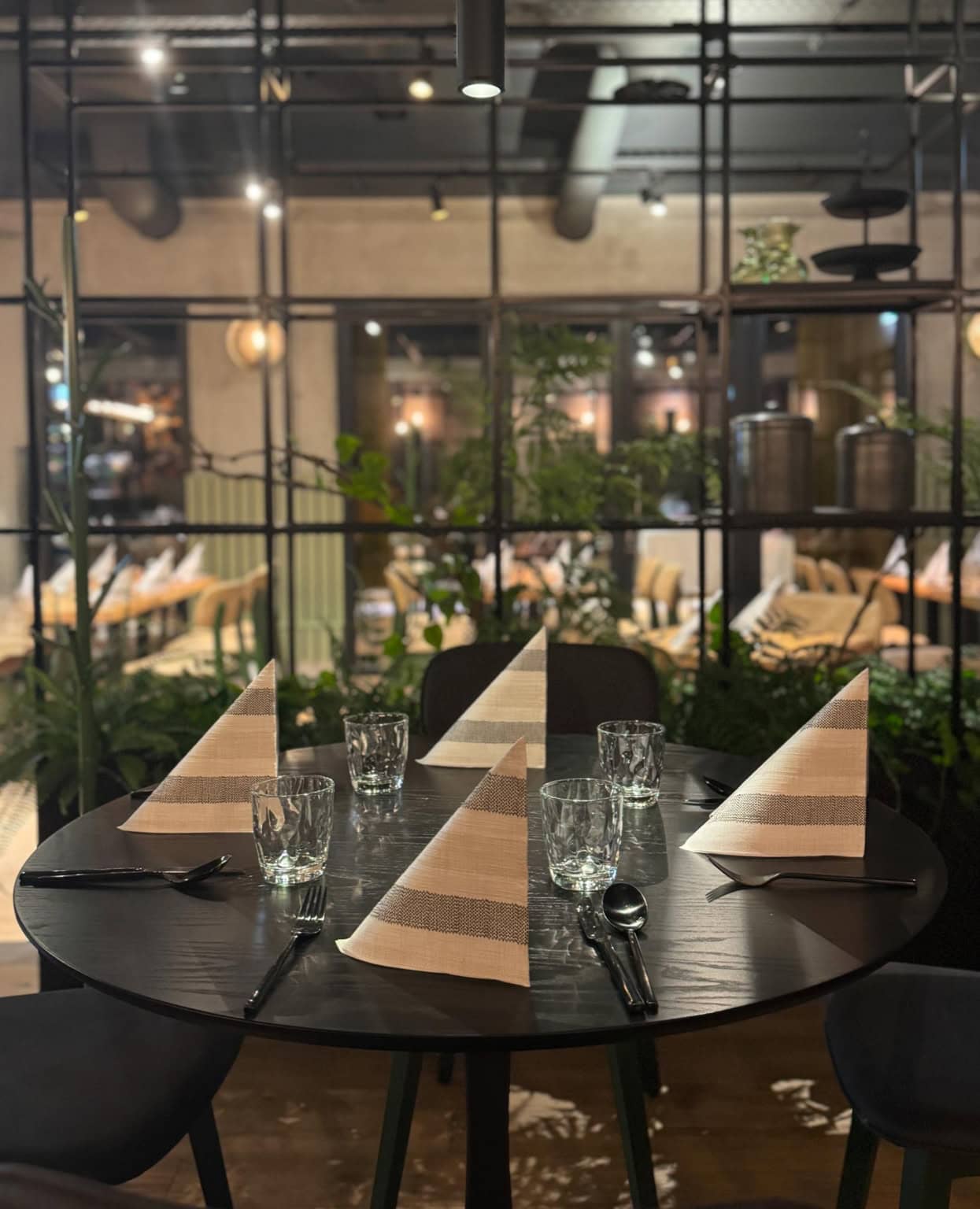 Nahaufnahme eines eingedeckten Tisches im Restaurant Elbebrücke mit unscharfem Hintergrund