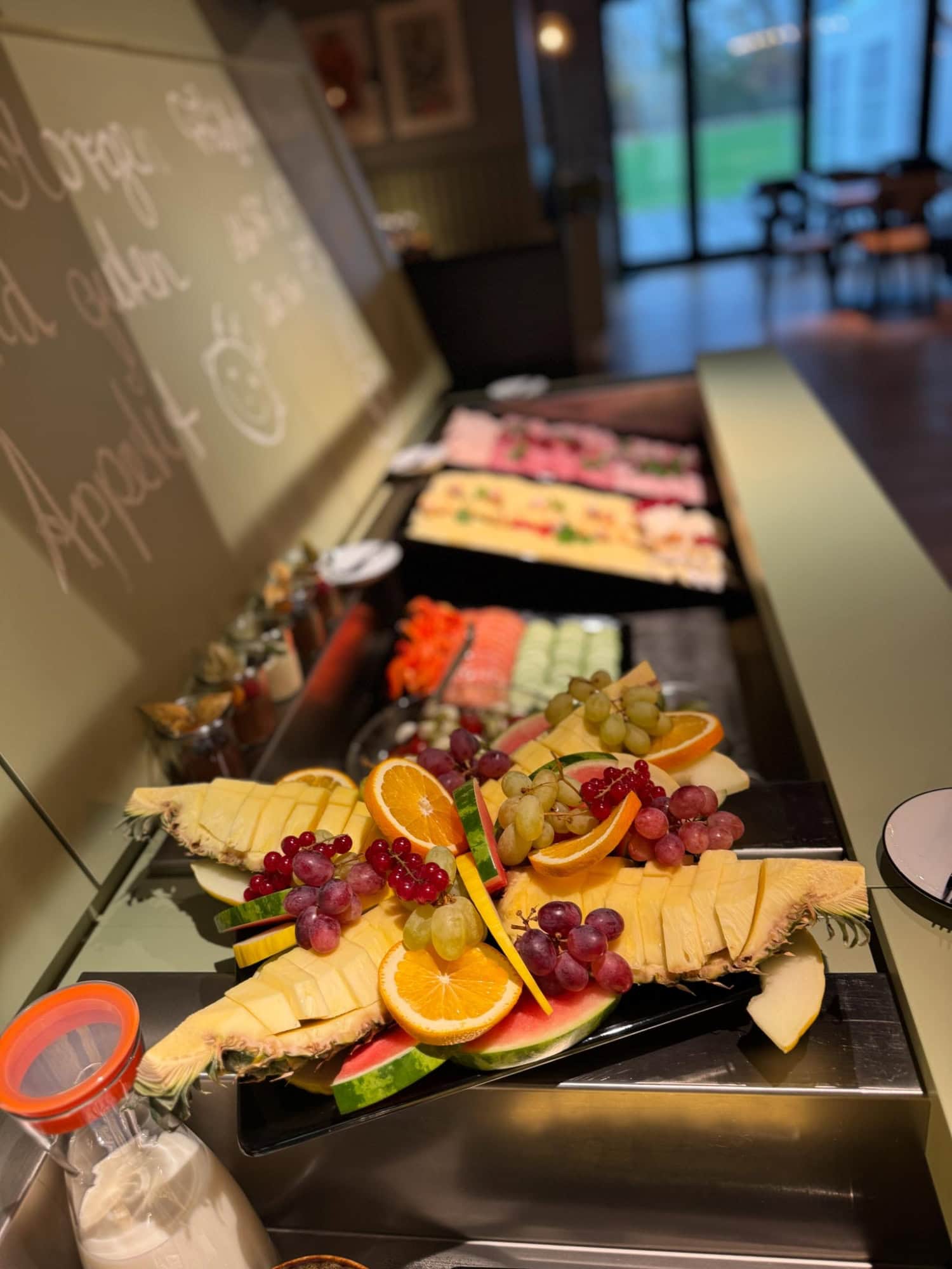 Buntes Frühstück mit Obstteller im Hotel Restaurant Elbebrücke, Nahaufnahme