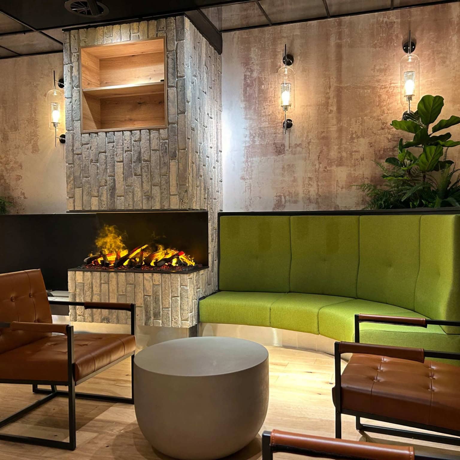 Gemütliche Kaminecke mit Feuer im Restaurant Alberts Treibhaus