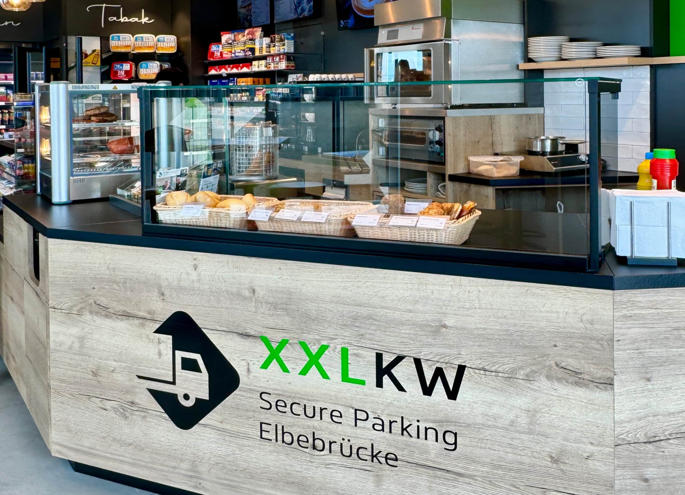 Innenansicht einer Shop-Theke mit kalten und warmen Snacks an der A9