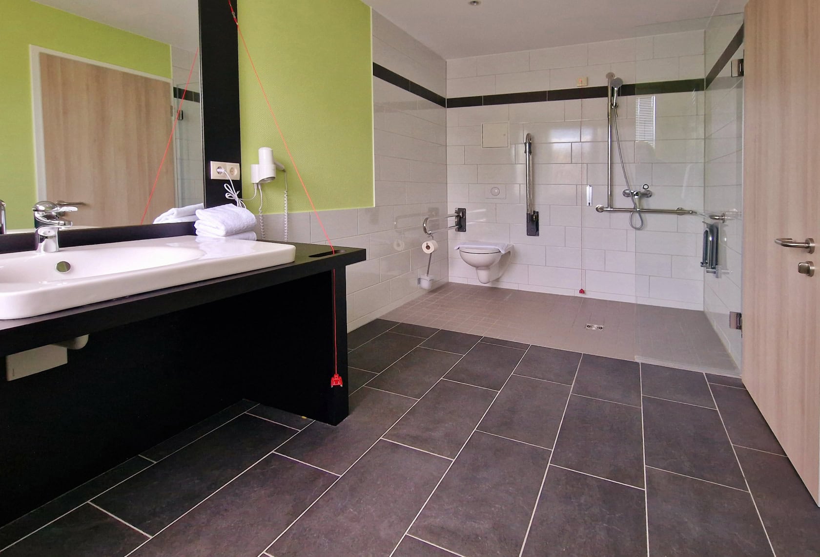 Barrierefreies großes Badezimmer mit Alarmkordel im Hotel Elbebrücke