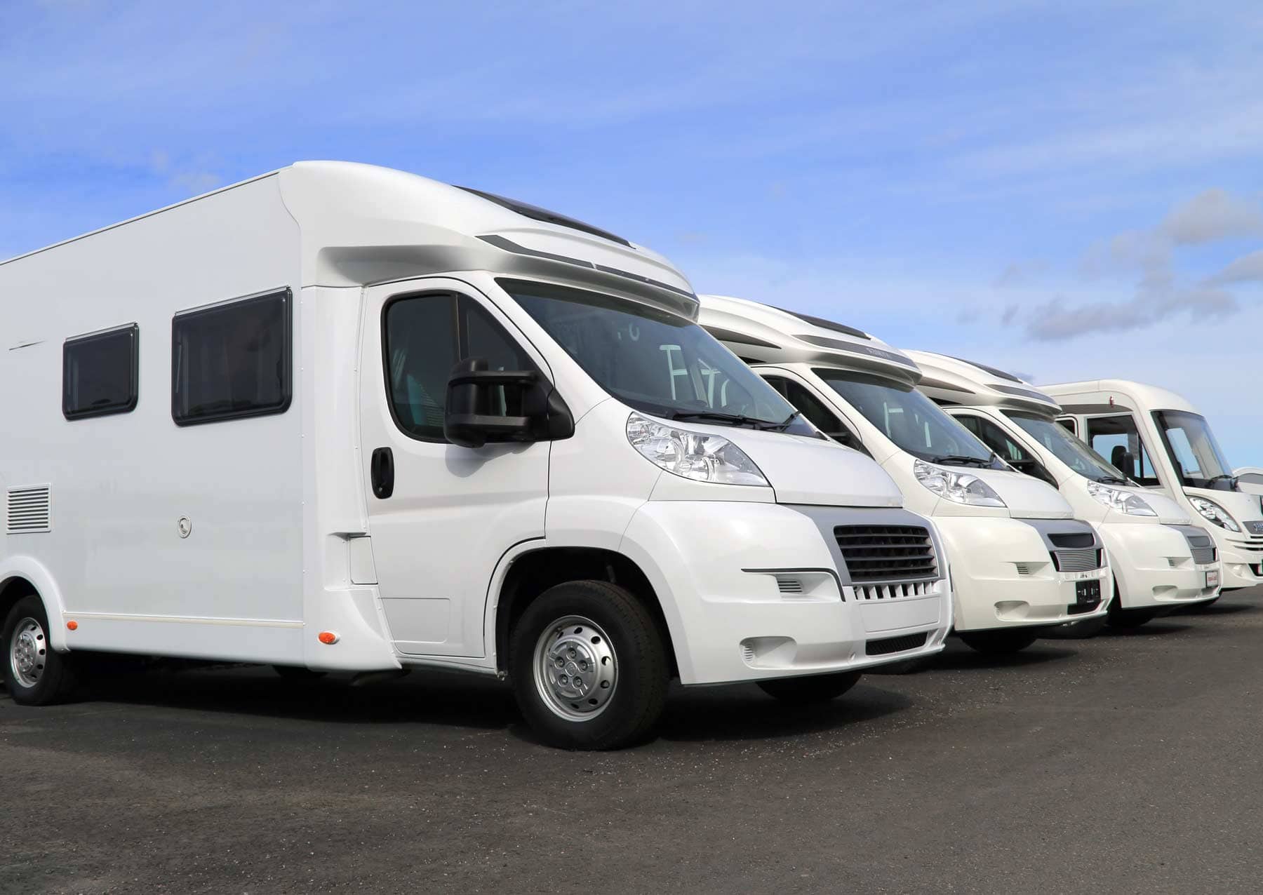 Parkende Caravans am LKW-Parkplatz XXLKW Secure Parking Elbeberücke