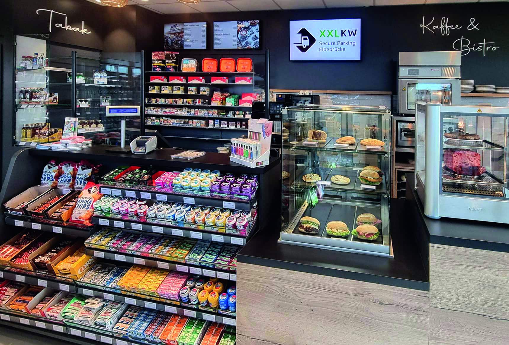 Nahaufnahme einer Shop-Theke mit kalten und warmen Snacks an der A9