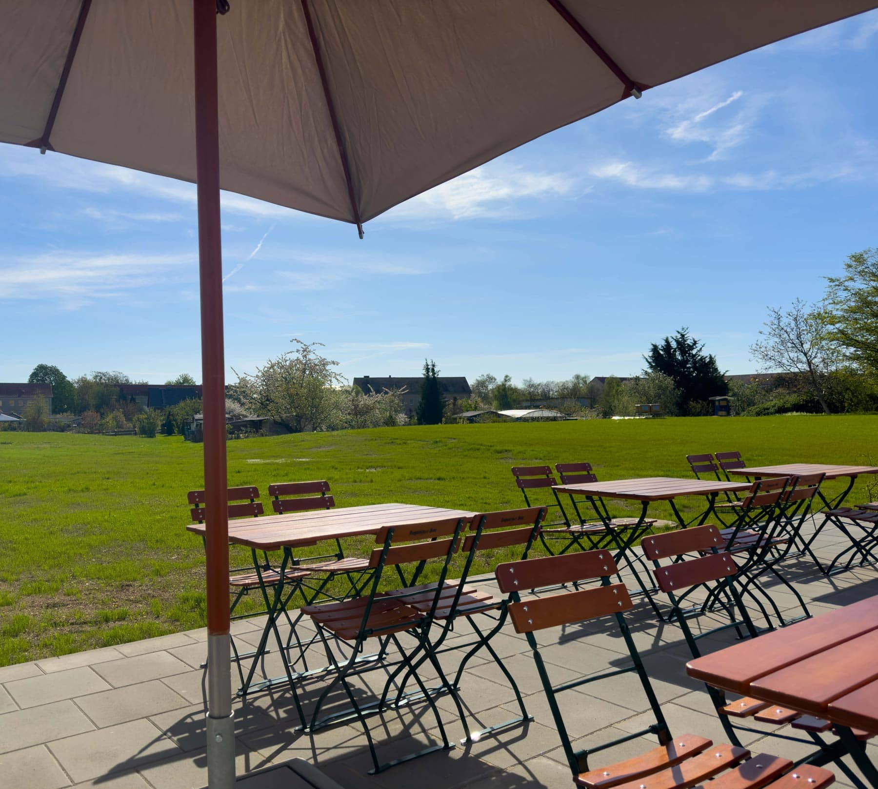 Terrasse des Restaurants Alberts Treibhaus bei Sonnenlicht