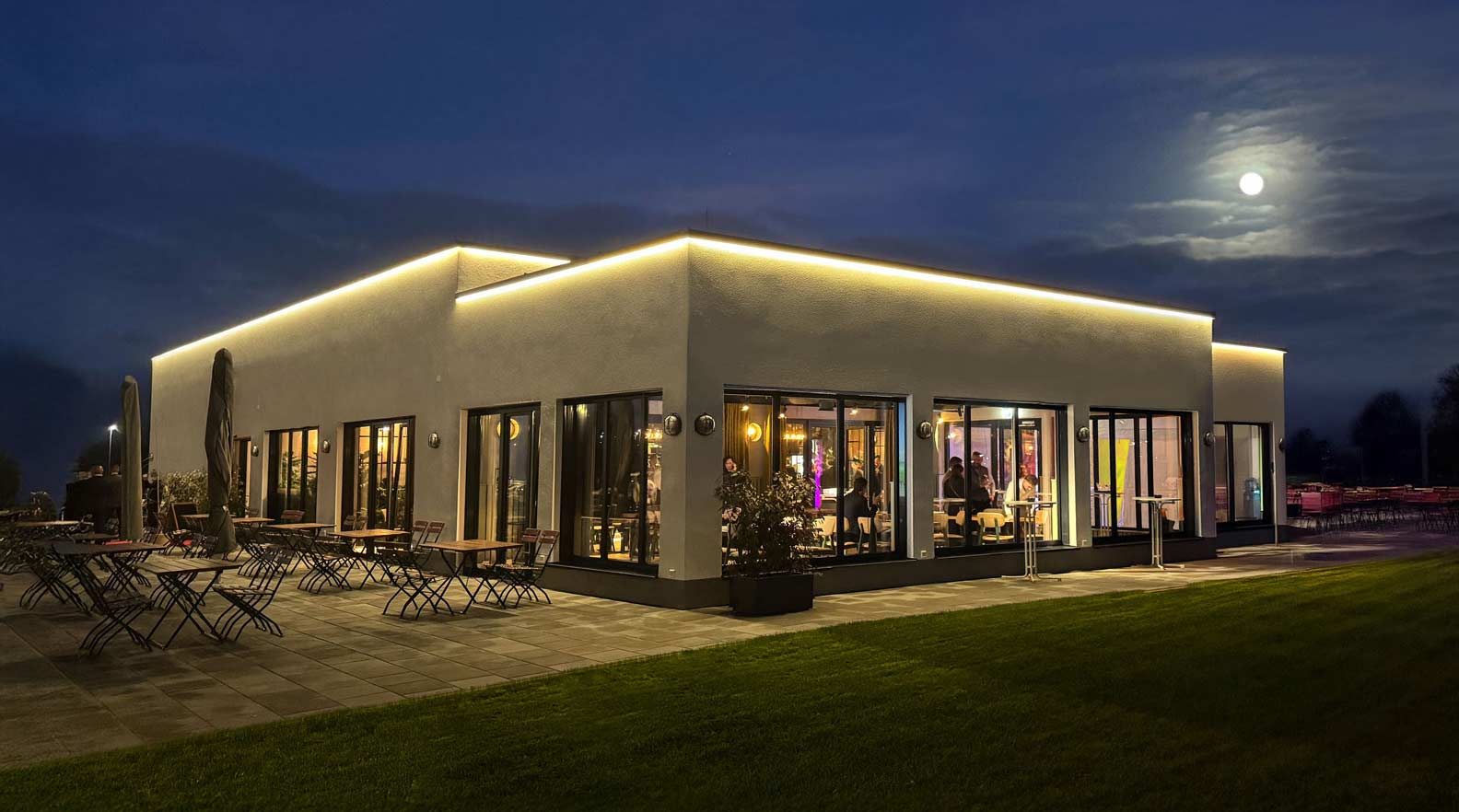 stimmungsvolle Abendaufnahme mit Mond des Restaurant Alberts Treibhaus in Vockerode bei Dessau.