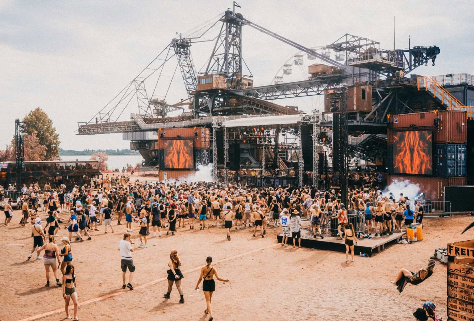 Aufnahme des Hive-Festivals mit feiernden Menschen am Ferropolis-Gelände